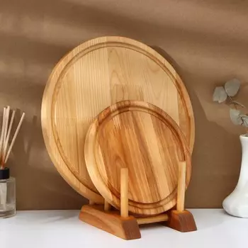 Набор деревянных разделочных досок на подставке