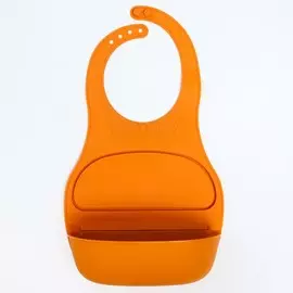 Нагрудник для кормления пластиковый с карманом-контейнером, цвет оранжевый