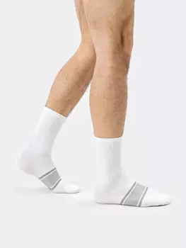 Носки мужские белые с рисунком в виде полосок на следу