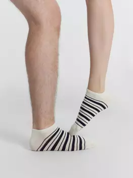 Носки унисекс молочно-белые с рисунком в виде поперечных полос