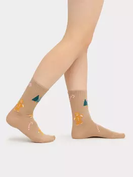 Носки женские бежевые с узором в виде елок и пряников