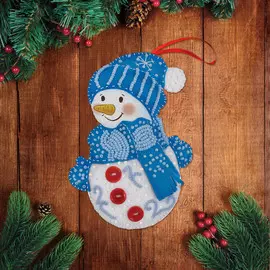 Новогодняя игрушка из фетра с вышивкой бисером