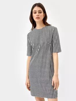 Платье-футляр в мелкий черно-белый рисунок