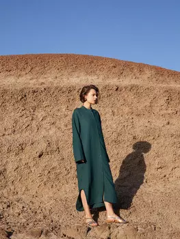 Платье женское в изумрудно-зеленом цвете изо льна и вискозы