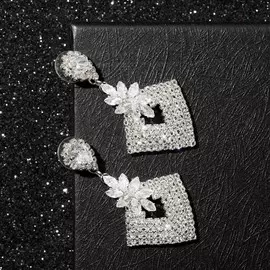 Серьги со стразами