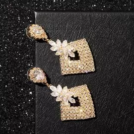 Серьги со стразами