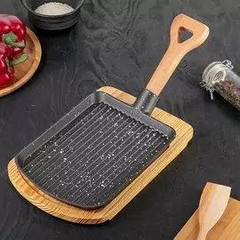 Сковорода чугунная на деревянной подставке