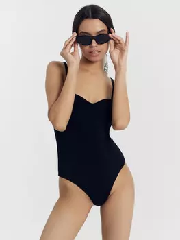 Слитный купальник на тонких бретелях