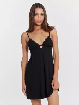 Сорочка ночная женская в черном цвете с кружевными деталями