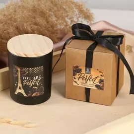 Свеча в стакане с деревянной крышкой