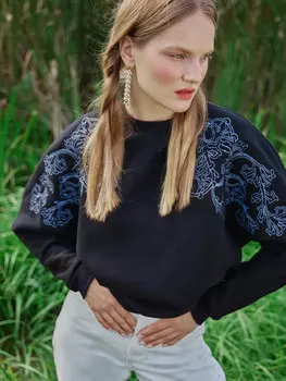 Свитшот женский черный с вышивкой из коллекции “магия вытинанки”