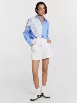 Свободные шорты мини с накладными карманами в белом цвете