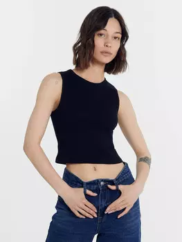 Топ в рубчик с фигурным подрезом черного цвета