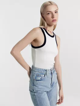 Топ женский в белом цвете c черной деталью