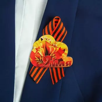 Значок деревянный с лентой