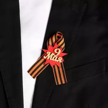 Значок деревянный с лентой