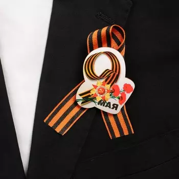 Значок деревянный с лентой