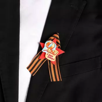 Значок деревянный с лентой