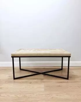 Банкетка бежевого цвета на чёрном основании