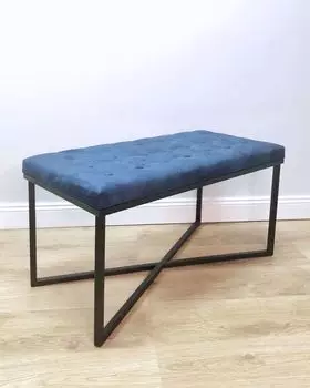 Банкетка синего цвета с черным основанием