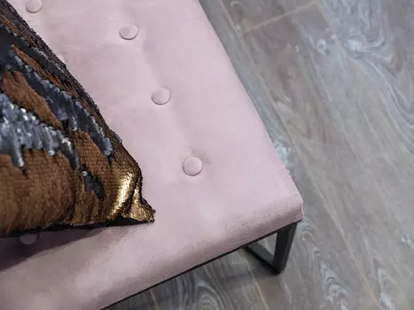 Банкетка в обивке розового цвета с черным основанием