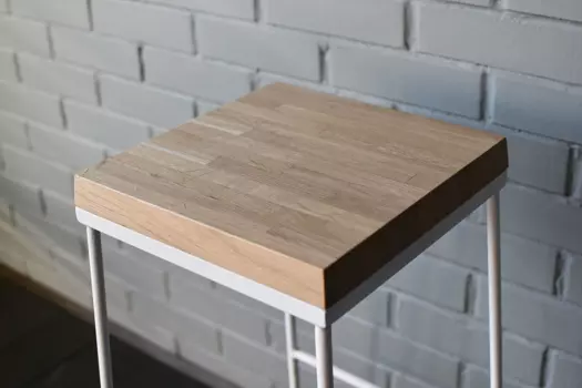 Барный стул Air 03 из массива дуба и металлического прутка