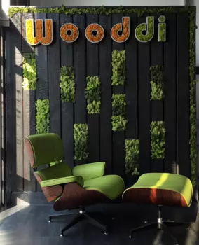 Буква из бетона серого цвета