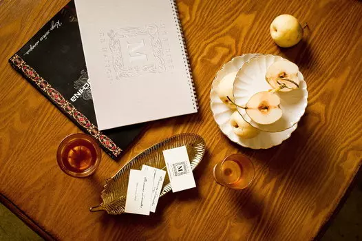 Чайный столик цвета темный шоколад