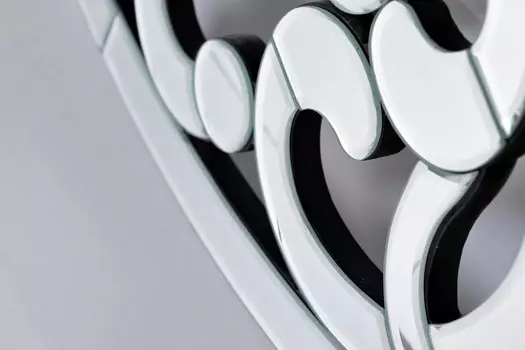 Декоративное настенное зеркало круглой формы