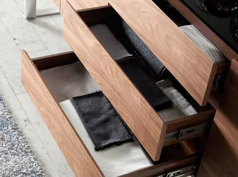 Деревянный буфет с черной стеклянной столешницей