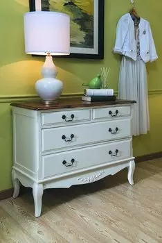 Деревянный комод с четырьмя ящиками