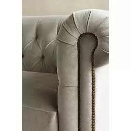 Диван Chesterfield светло-серого цвета