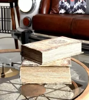 Диван двухместный с обивкой из кожи