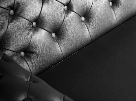 Диван кожаный черного цвета