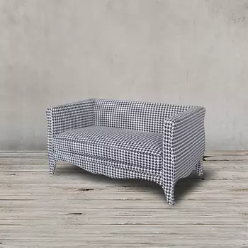 Диван с черно-белым принтом