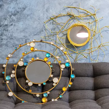 Дизайнерское настенное зеркало северина в золотистой раме