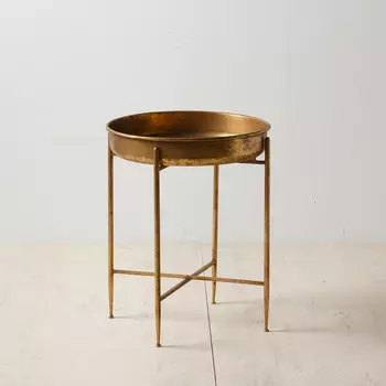 Кофейный стол золотого цвета