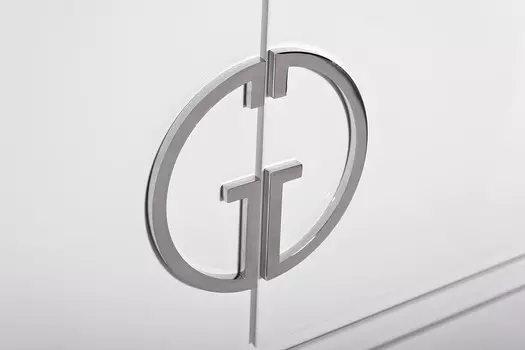 Комод белого цвета с четырьмя выдвижными ящиками