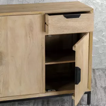 Комод бежевого цвета с дверцами и ящиками