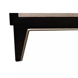 Комод на деревянными ножками с дверцами