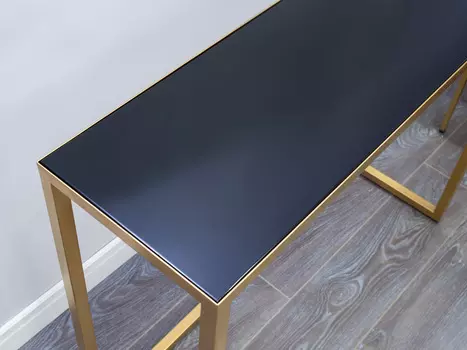 Консоль со столешницей чёрного цвета