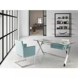 Кресло белого цвета