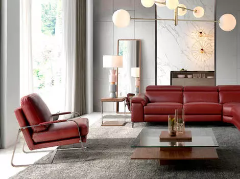 Кресло бордового цвета