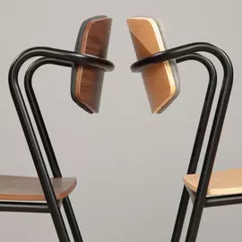 Кресло Casper со спинкой из черной ткани