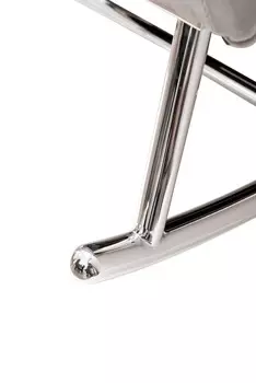 Кресло-качалка светло-серого цвета