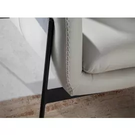 Кресло мягкое белого цвета