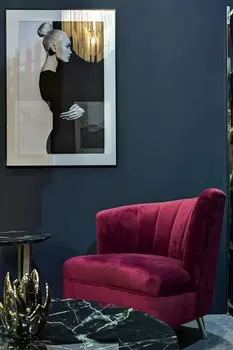 Кресло в обивке из велюра бордового цвета