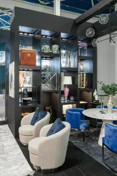 Кресло вращающееся серого цвета