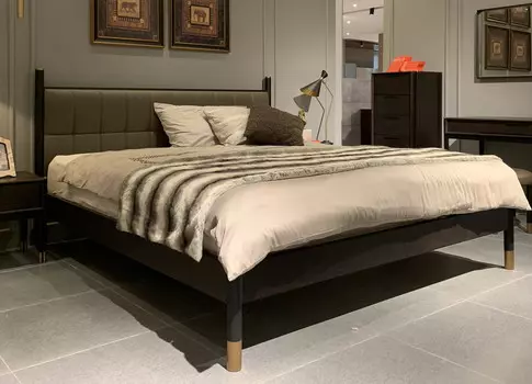 Кровать Benissa на высоких ножках 180х200