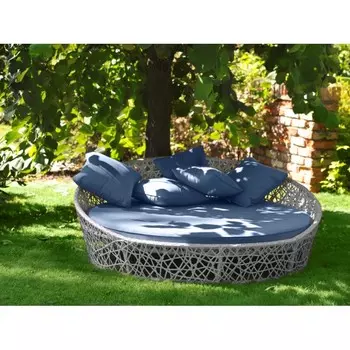 Кровать лаурель с голубыми подушками